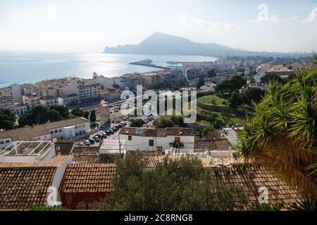Sonnendurchflutete Küste mit Berg und Blick über Altea mit Hafen von der Altstadt aus gesehen, Costa Blanca, Spanien Stockfoto