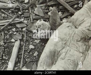 Ein Schädel unter den Ruinen in der Stadt Hiroshima, Japan nach dem Atombombenangriff - Ende 1945 oder Anfang 1946 Stockfoto