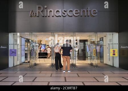 Mailand, Italien. Juli 2020. (7/25/2020) erster Verkaufstag in Mailand, aber die Handelskrise macht sich nach der Aussperrung bemerkbar, wenige Menschen als in den Vorjahren. (Foto: Luca Ponti/Pacific Press/Sipa USA) Quelle: SIPA USA/Alamy Live News Stockfoto