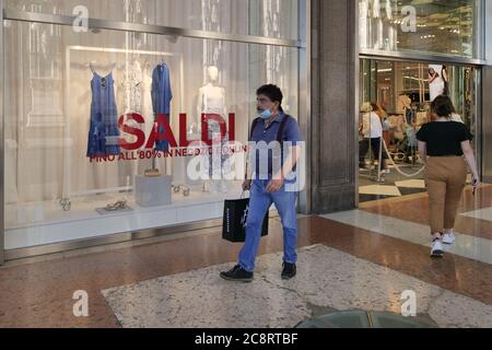 Mailand, Italien. Juli 2020. (7/25/2020) erster Verkaufstag in Mailand, aber die Handelskrise macht sich nach der Aussperrung bemerkbar, wenige Menschen als in den Vorjahren. (Foto: Luca Ponti/Pacific Press/Sipa USA) Quelle: SIPA USA/Alamy Live News Stockfoto