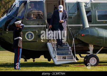 Washington, DC, USA. Juli 2020. US-Präsident Donald J. Trump tritt von Marine One nach der Landung auf dem South Lawn des Weißen Hauses in Washington, DC, USA, 26. Juli 2020. Präsident Trump kehrt nach Washington zurück, nachdem er das Wochenende in seinem Club in Bedminster, New Jersey, verbracht hat.Quelle: Shawn Thew/Pool via CNP.weltweite Nutzung Quelle: dpa/Alamy Live News Stockfoto