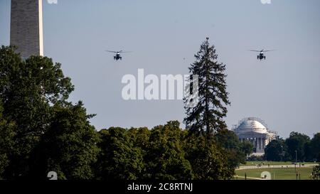 Washington, DC, USA. Juli 2020. Marine One (R), mit US-Präsident Donald J. Trump an Bord, nähert sich dem South Lawn für eine Landung im Weißen Haus in Washington, DC, USA, 26. Juli 2020. Präsident Trump kehrt nach Washington zurück, nachdem er das Wochenende in seinem Club in Bedminster, New Jersey, verbracht hat.Quelle: Shawn Thew/Pool via CNP.weltweite Nutzung Quelle: dpa/Alamy Live News Stockfoto
