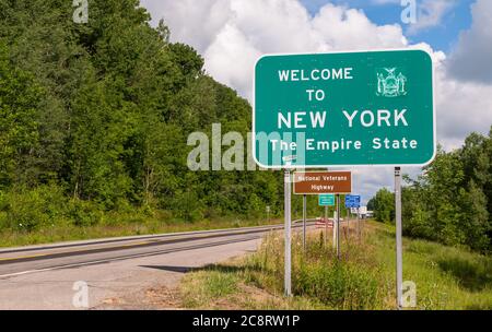 Das Welcome to New York State Line Zeichen auf US Route 62 in Chautauqua County, New York, USA an einem sonnigen Sommertag Stockfoto