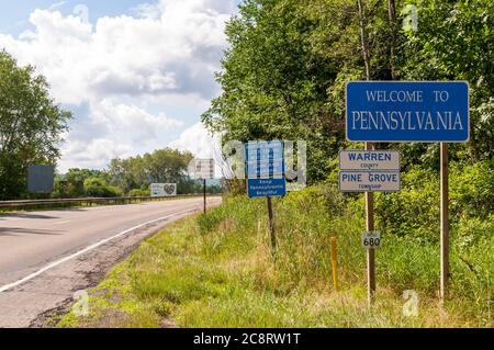 Das Welcome to Pennsylvania State Line Schild auf der US Route 62 in Warren County, Pennsylvania, USA an einem sonnigen Sommertag Stockfoto
