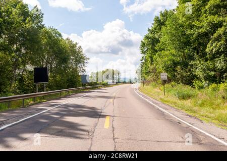 State Route 62 Süden kommend in Pennsylvania von New York an einem sonnigen Sommertag. 62 ist die einzige Autobahn, die von Kanada nach Mexiko führt Stockfoto