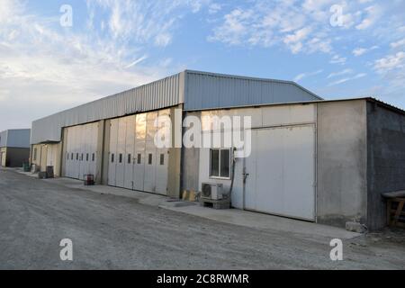 Industriegebäude in der Fabrik für den Dienst verwendet . muscat, oman : 03-08-2020 Stockfoto
