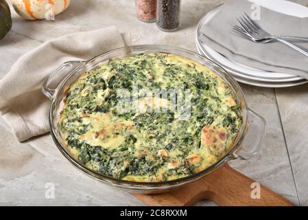 Ein hausgemachter, knusprloser Spinat und Käse-Quiche frisch aus dem Ofen Stockfoto