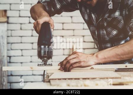 Zimmermann arbeitet an Holzarbeiten in der Werkstatt Stockfoto