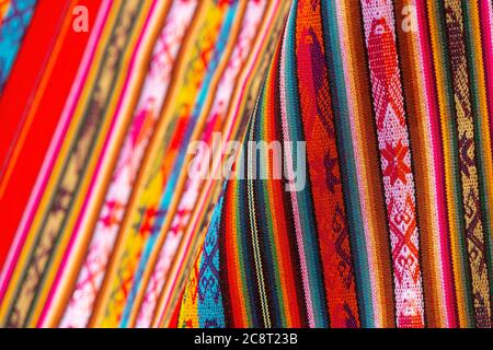 Bunte traditionelle Textilien in den Anden sonntagsmarkt von Otavalo, nördlich von Quito, Ecuador. Stockfoto