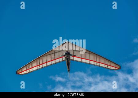Bright Hang Segelflugzeug Flügel Silhouette von unten. Extremsport. Stockfoto