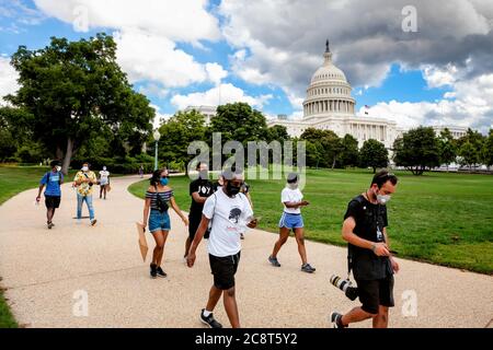 Demonstranten, die das US-Kapitol verlassen, während der "Shut Down the Capitol march" durch die Freedom Neighborhood, Washington, DC, USA Stockfoto