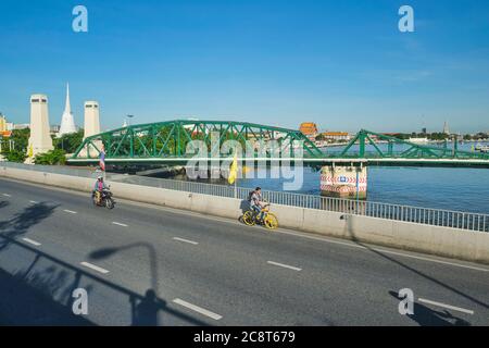 Blick vom erhöhten Chao Phraya Sky Park entlang der Somdet Phra Pokklao Brücke über Saphan Phut (Memorial Bridge) und Chao Phraya Fluss; Bangkok, Thailand Stockfoto