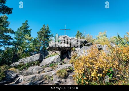 Bizarrer Felsen mit einem orthodoxen Kreuz. Kirchberg. Belokuricha Resort Russland. Stockfoto