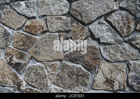 Hintergrund Textur der Steinwand. Fragment der Wand aus zersplittertem Stein Stockfoto