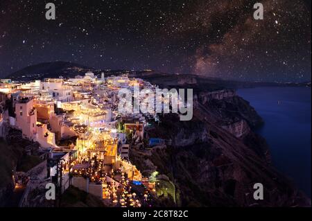 Abenddämmerung mit Blick auf Fira, Santorini. Langzeitbelichtung nach Sonnenuntergang, Mittelmeer, Griechenland Stockfoto