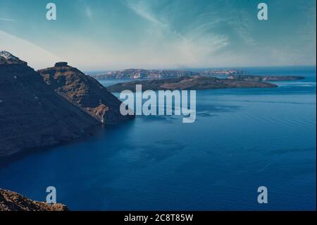 Schöne Landschaft mit Blick auf das Meer. Kreuzfahrtschiff am Meer in der Nähe des Nea Kameni, eine kleine griechische Insel im Ägäischen Meer in der Nähe von Santorini, Kykladen, Music Stockfoto