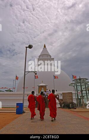 Kataragama, Sri Lanka. Juli 2020. Buddhistische Mönche aus Sri Lanka betet am Kataragama Kirivehera Buddhistischer Tempel wird am 25. Juli 2020 in der südlichen Küstenstadt Kataragama, Sri Lanka, gesehen. Kredit: Pradeep Dambarage/ZUMA Wire/Alamy Live Nachrichten Stockfoto