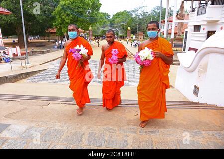 Kataragama, Sri Lanka. Juli 2020. Buddhistische Mönche aus Sri Lanka betet am Kataragama Kirivehera Buddhistischer Tempel wird am 25. Juli 2020 in der südlichen Küstenstadt Kataragama, Sri Lanka, gesehen. Kredit: Pradeep Dambarage/ZUMA Wire/Alamy Live Nachrichten Stockfoto