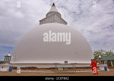 Kataragama, Sri Lanka. Juli 2020. Buddhistische Mönche aus Sri Lanka betet am Kataragama Kirivehera Buddhistischer Tempel wird am 25. Juli 2020 in der südlichen Küstenstadt Kataragama, Sri Lanka, gesehen. Kredit: Pradeep Dambarage/ZUMA Wire/Alamy Live Nachrichten Stockfoto