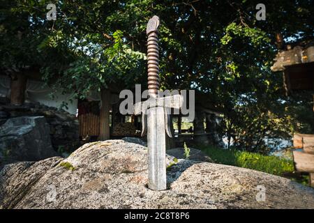 Excalibur, König Artus Schwert in Stein. Edged Waffen aus der Legende Pro König Arthur. Stockfoto