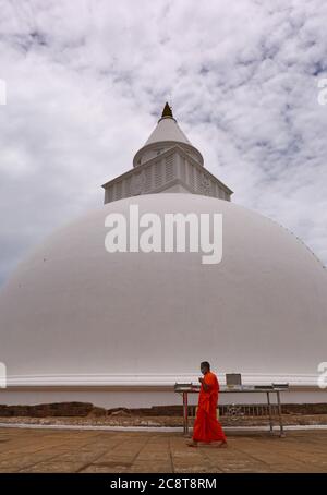 Kataragama, Sri Lanka. Juli 2020. Buddhistische Mönche aus Sri Lanka betet am Kataragama Kirivehera Buddhistischer Tempel wird am 25. Juli 2020 in der südlichen Küstenstadt Kataragama, Sri Lanka, gesehen. Kredit: Pradeep Dambarage/ZUMA Wire/Alamy Live Nachrichten Stockfoto