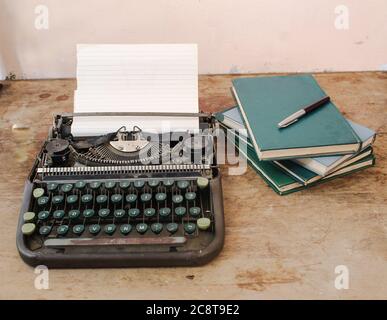 Vintage Stillleben mit Schreibmaschine und Büchern Stockfoto