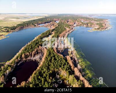 Blick von oben auf den Salzseen in der Altairegion. Das Dorf guseletovo Stockfoto