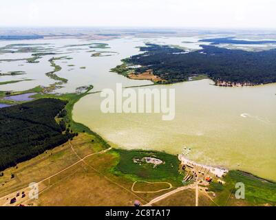 Draufsicht auf die Salzseen im Altai-Gebiet. Das Dorf Zavyalovo. Stockfoto