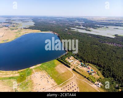 Draufsicht auf die Salzseen im Altai-Gebiet. Das Dorf Zavyalovo. Stockfoto