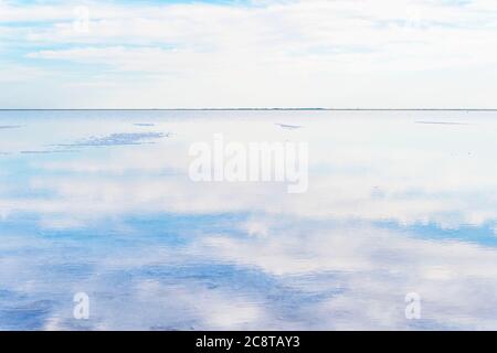 Perfekte Reflexion in der Salar de Uyuni, Uyuni Salzebenen in Bolivien, die unglaubliche spiegelglatten See in Südamerika Stockfoto