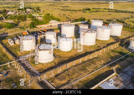 Ölraffinerie und petrochemische Anlagen Industriearbeiten, Draufsicht Luftansicht Öl- und Gasraffinerie am Tag. Stockfoto