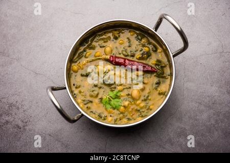 Gesundes Dal Palak oder gelber Toor Spinat Daal Rezept auch als Patal Bhaji in Indien bekannt, in einer Schüssel serviert Stockfoto