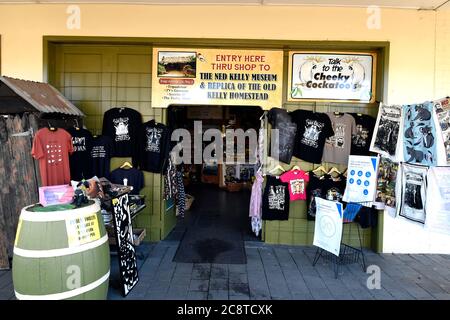 Glenrower, Victoria. Der Eingang zum Ned Kelly Museum und Nachbau-Gehöft in der Gladstone Street in der historischen Touristenstadt Glenrower. Stockfoto