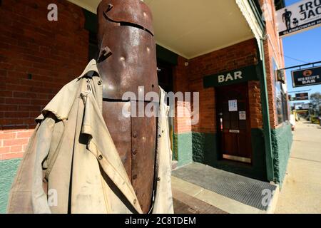 Glenrower, Victoria. Eine Ned Kelly Statue steht Wache am Eingang zur Bar des Glenrower Hotels in Gladstone Street, Glenrower. Stockfoto