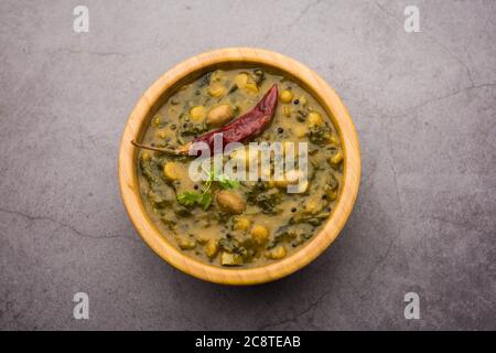 Gesundes Dal Palak oder gelber Toor Spinat Daal Rezept auch als Patal Bhaji in Indien bekannt, in einer Schüssel serviert Stockfoto