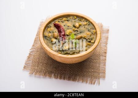 Gesundes Dal Palak oder gelber Toor Spinat Daal Rezept auch als Patal Bhaji in Indien bekannt, in einer Schüssel serviert Stockfoto