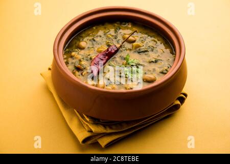 Gesundes Dal Palak oder gelber Toor Spinat Daal Rezept auch als Patal Bhaji in Indien bekannt, in einer Schüssel serviert Stockfoto