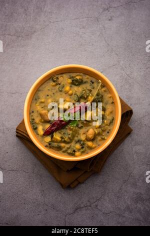 Gesundes Dal Palak oder gelber Toor Spinat Daal Rezept auch als Patal Bhaji in Indien bekannt, in einer Schüssel serviert Stockfoto