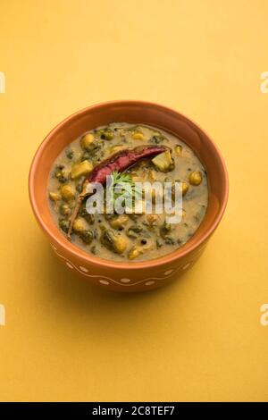 Gesundes Dal Palak oder gelber Toor Spinat Daal Rezept auch als Patal Bhaji in Indien bekannt, in einer Schüssel serviert Stockfoto