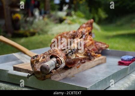 Das ganze Lamm auf einem Spieß gebacken, auf einen Tisch gelegt Stockfoto