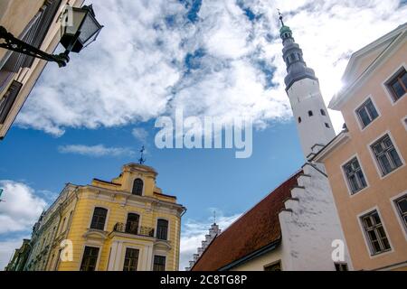 Der Kirchturm der Kirche des Heiligen Geistes ragt über klassischen Gebäuden in der Altstadt. In Tallinn, Estland. Stockfoto