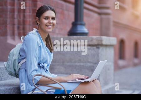 Studentin auf dem Campus, die im Freien studiert Stockfoto
