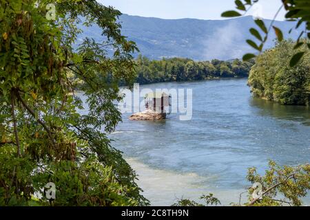 Bajina Basta, Serbien - 14. Juli 2020: Kleines Haus am Fluss Drina in Bajina Basta, Serbien Stockfoto