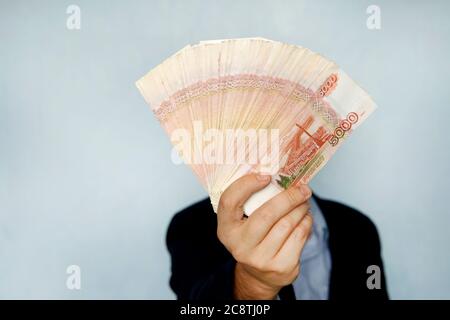 Geschäftsmann Geld zählen, russische Rubel Währung finanzielle und wohlhabende Konzepte Stockfoto