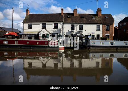 Das Cape of Good Hope Pub spiegelt sich im Grand Union Canal, Warwick, Warwickshire, Großbritannien wider Stockfoto