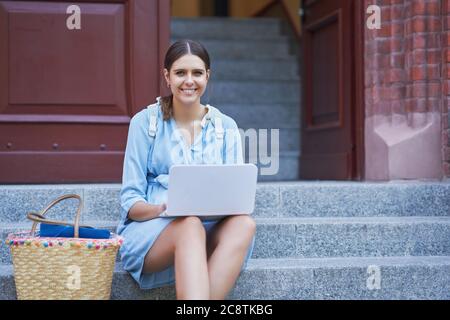 Studentin auf dem Campus, die im Freien studiert Stockfoto