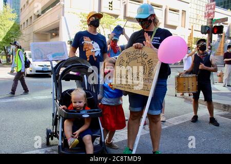 Portland, Oregon, USA. Juli 2020. Kinder und ihre Eltern marschierten heute als Teil von "Familien fordern Feds aus Portland"'' eine Veranstaltung organisiert von . "Raising Antirassist Kids PDX.""der marsch begann in Salmon St. Fountain und endete im Justizzentrum / Gerichtsgebäude, wo ein junger afroamerikanischer Teenager gab eine herzliches Rede über Gleichheit und Freiheit. Es war gemeint, "die Stärke der lokalen Familien zu zeigen, die nicht wollen, dass DHS-Goons in die Stadt eindringen", so die Facebook-Seite. Quelle: Amy Katz/ZUMA Wire/Alamy Live News Stockfoto