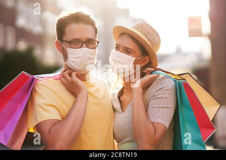 Ein Bild von Paar mit Einkaufstaschen und Schutzmasken Stockfoto
