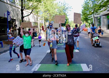 Portland, Oregon, USA. Juli 2020. Kinder und ihre Eltern marschierten heute als Teil von "Familien fordern Feds aus Portland"'' eine Veranstaltung organisiert von . "Raising Antirassist Kids PDX.""der marsch begann in Salmon St. Fountain und endete im Justizzentrum / Gerichtsgebäude, wo ein junger afroamerikanischer Teenager gab eine herzliches Rede über Gleichheit und Freiheit. Es war gemeint, "die Stärke der lokalen Familien zu zeigen, die nicht wollen, dass DHS-Goons in die Stadt eindringen", so die Facebook-Seite. Quelle: Amy Katz/ZUMA Wire/Alamy Live News Stockfoto