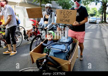 Portland, Oregon, USA. Juli 2020. Kinder und ihre Eltern marschierten heute als Teil von "Familien fordern Feds aus Portland"'' eine Veranstaltung organisiert von . "Raising Antirassist Kids PDX.""der marsch begann in Salmon St. Fountain und endete im Justizzentrum / Gerichtsgebäude, wo ein junger afroamerikanischer Teenager gab eine herzliches Rede über Gleichheit und Freiheit. Es war gemeint, "die Stärke der lokalen Familien zu zeigen, die nicht wollen, dass DHS-Goons in die Stadt eindringen", so die Facebook-Seite. Quelle: Amy Katz/ZUMA Wire/Alamy Live News Stockfoto